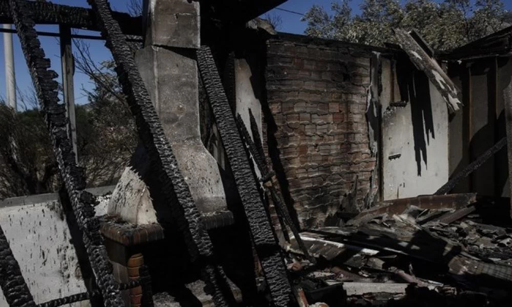 Αποκαρδιωτική η επόμενη ημέρα της μεγάλης φωτιάς στα Καλύβια - Βίντεο